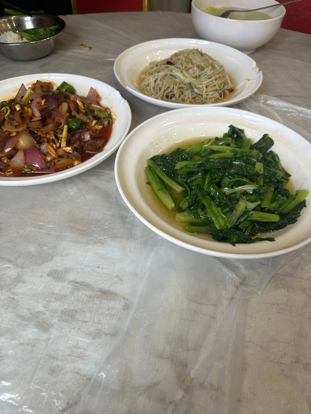 吃午饭了，就这样的员工餐，你们觉得怎么样啊！你们吃午饭咯吧！