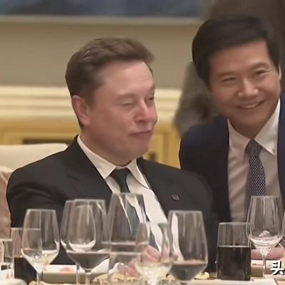 我一个小市民都感到脸红——当雷军合影马斯克的时候。5月14日，小米老板雷军在