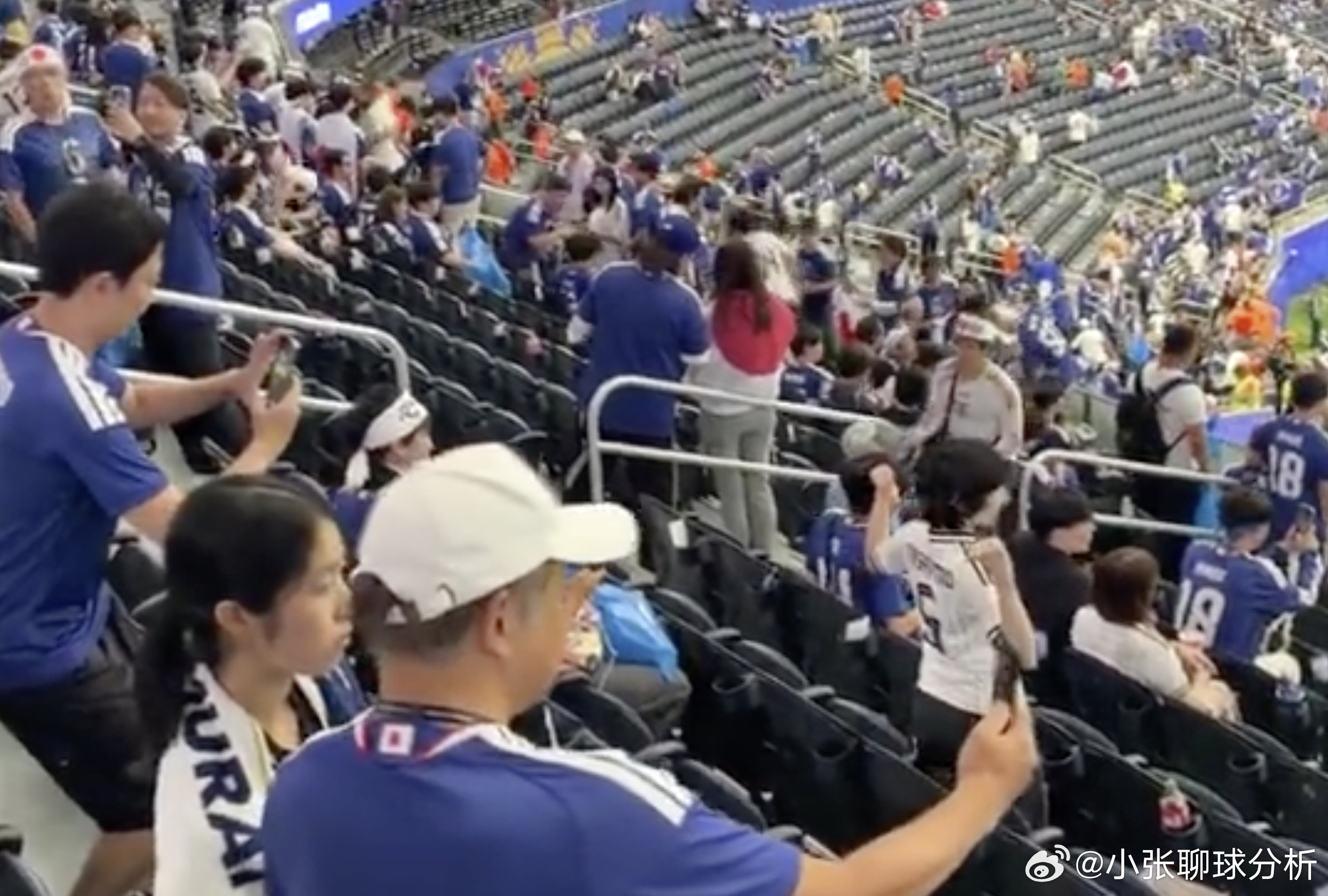 翻车了！欧美网民质疑日本球迷捡垃圾：为什么不一开始就不扔呢？6月15日凌晨，日本