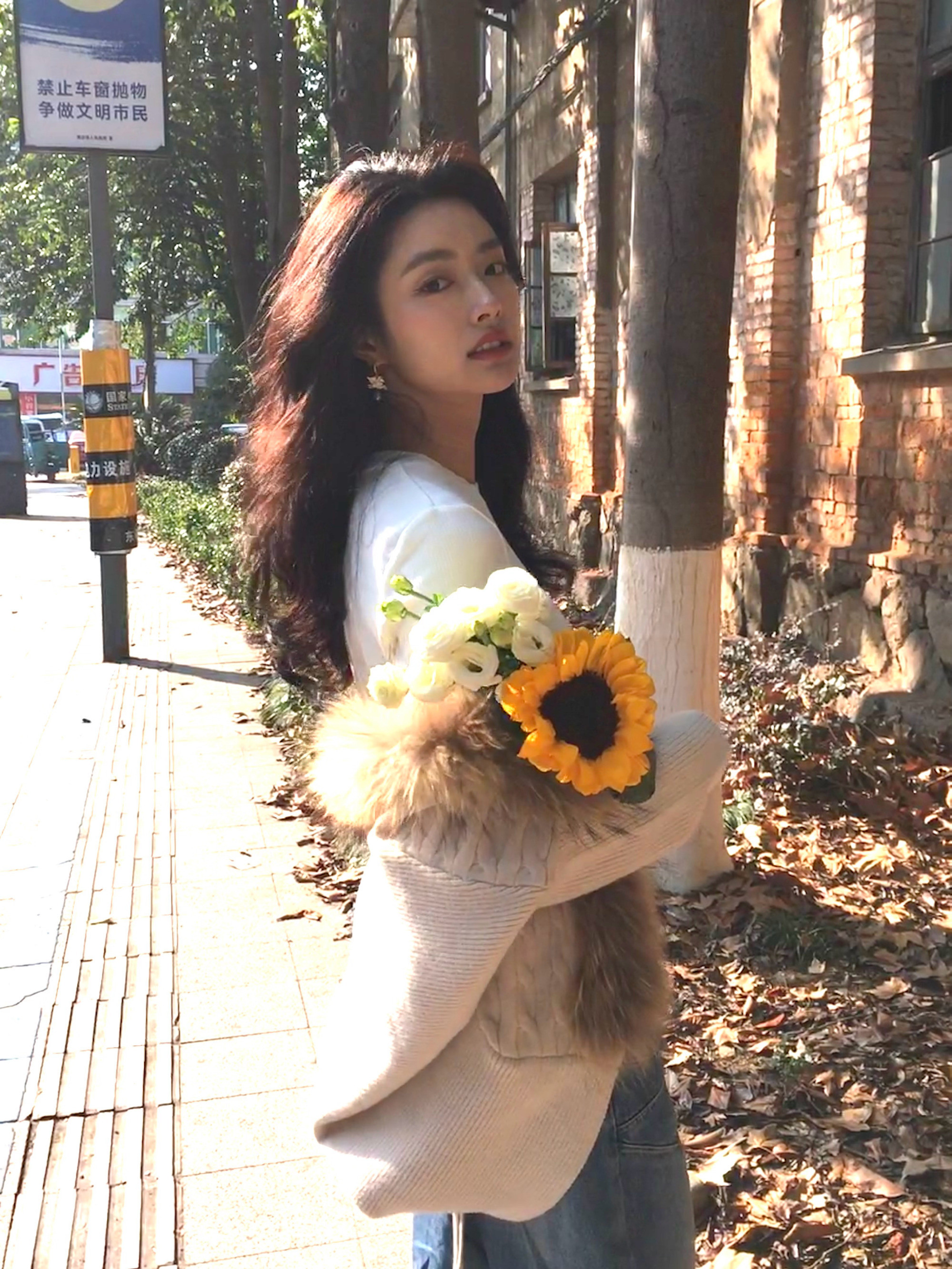 1.徐若晗的下一部洽谈的就是现偶《维持女配的尊严》，顺利的话上半年就能进组了，已