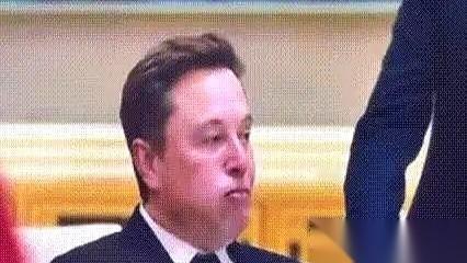 马斯克在国宴上的那段视频，我来回放了好几遍。周围的人，个个腰杆笔直，酒杯碰到嘴