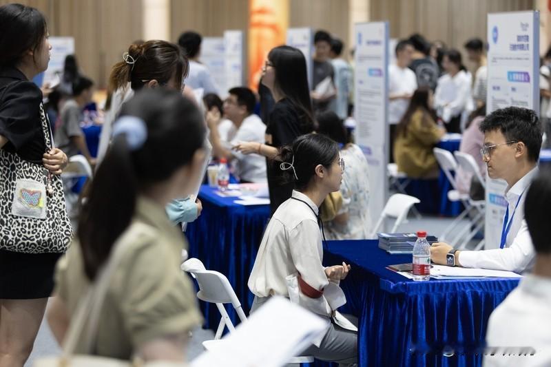 惊爆！深大招聘会惊现“海投王”：学生猛投百份简历，求职焦虑引热议深圳大学秋季招