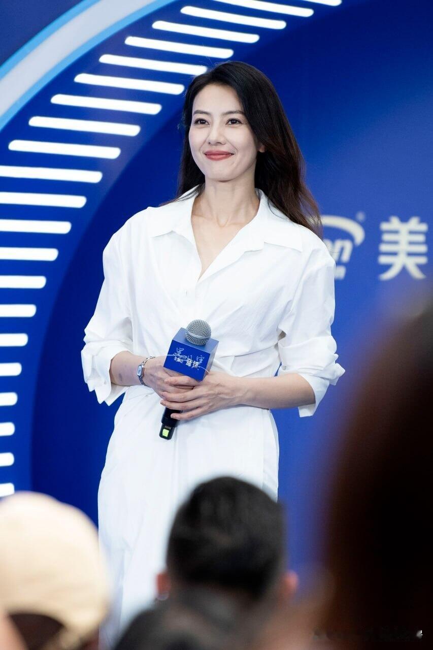 高圆圆一袭白衬衫裙气质温婉，清爽干净超耐看！什么样的女人最令人着迷高圆圆白衬衫