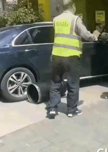 人别善，保安就是活生生的例子。保安上前让女子把车挪开，别停在小区门口。女子回一句