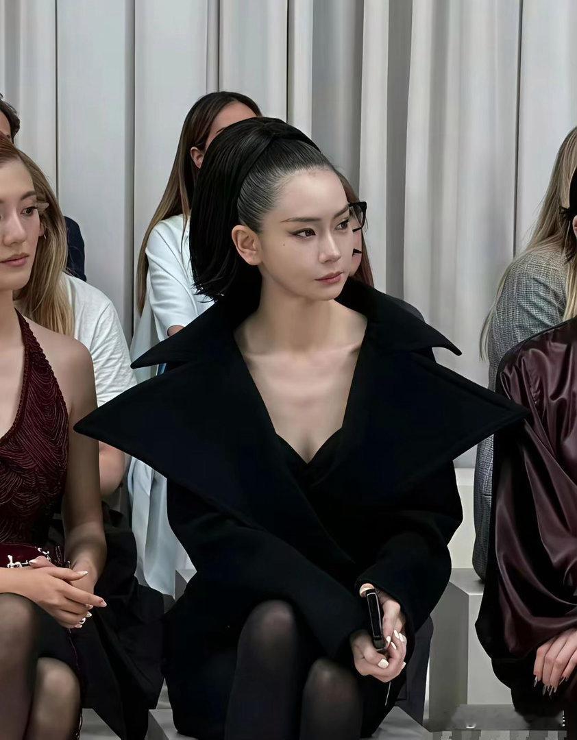 看到戚薇的头皮真的替她揪心，为了美也太拼、太下狠功夫了！