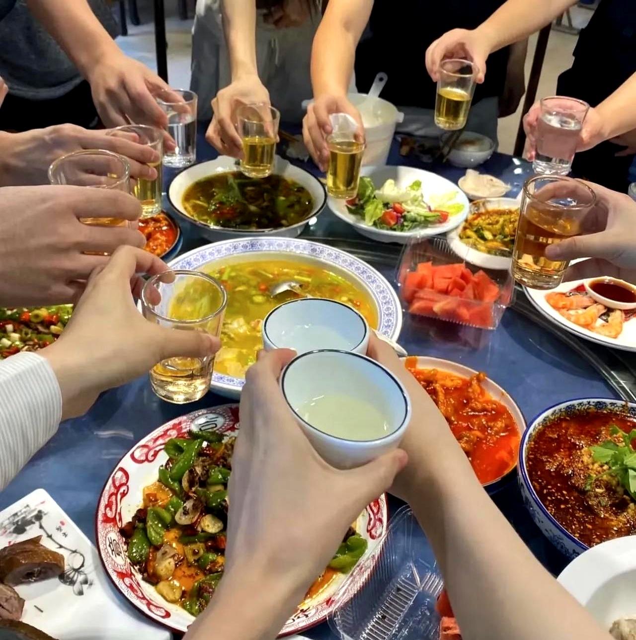 上个月同学聚会，六个人，我嘴欠挨个问了退休金。事业单位的老赵六千八，国企老钱五