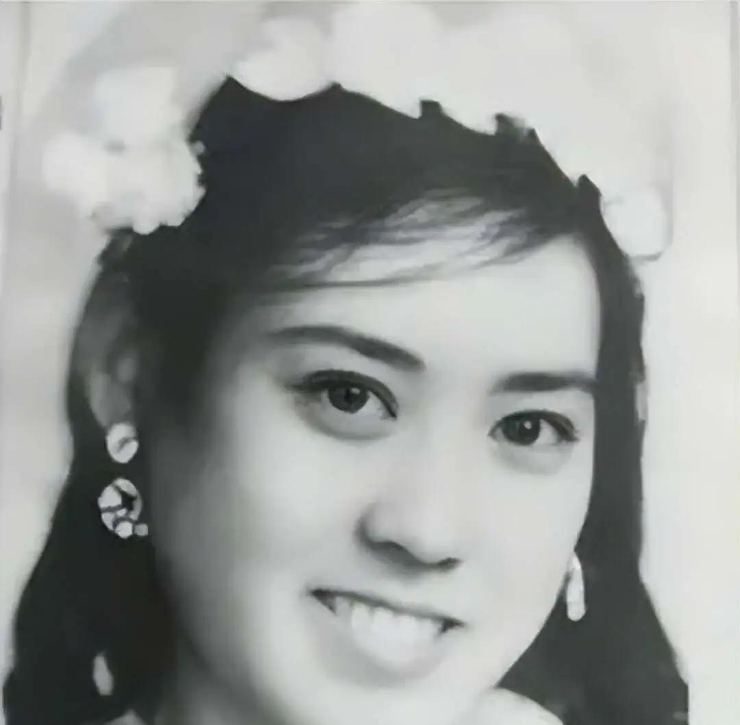 1966年，75岁的李宗仁与护工胡友松喜结连理。照片中，白发将军掩不住浓浓爱意，