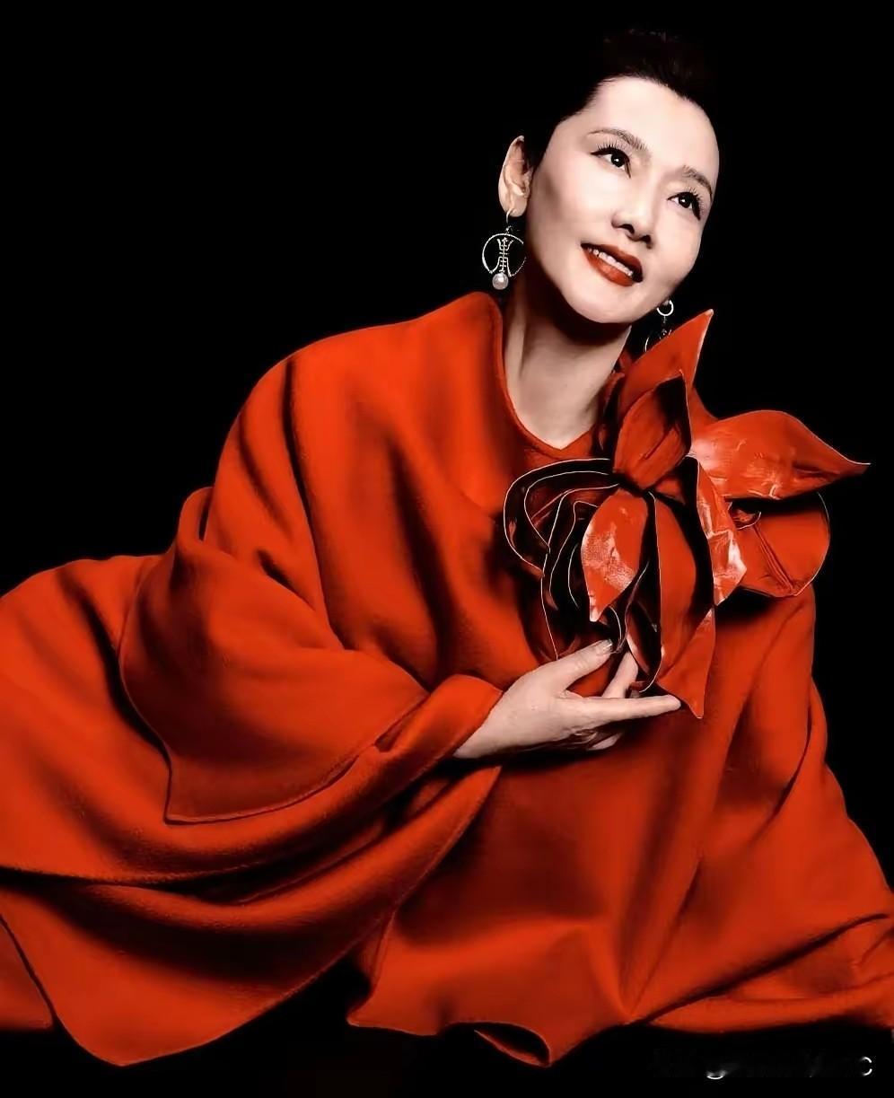 上海这零下5度的鬼天气，红毯上那是真精彩。一帮小姑娘冻得哆哆嗦嗦，胳膊上鸡皮