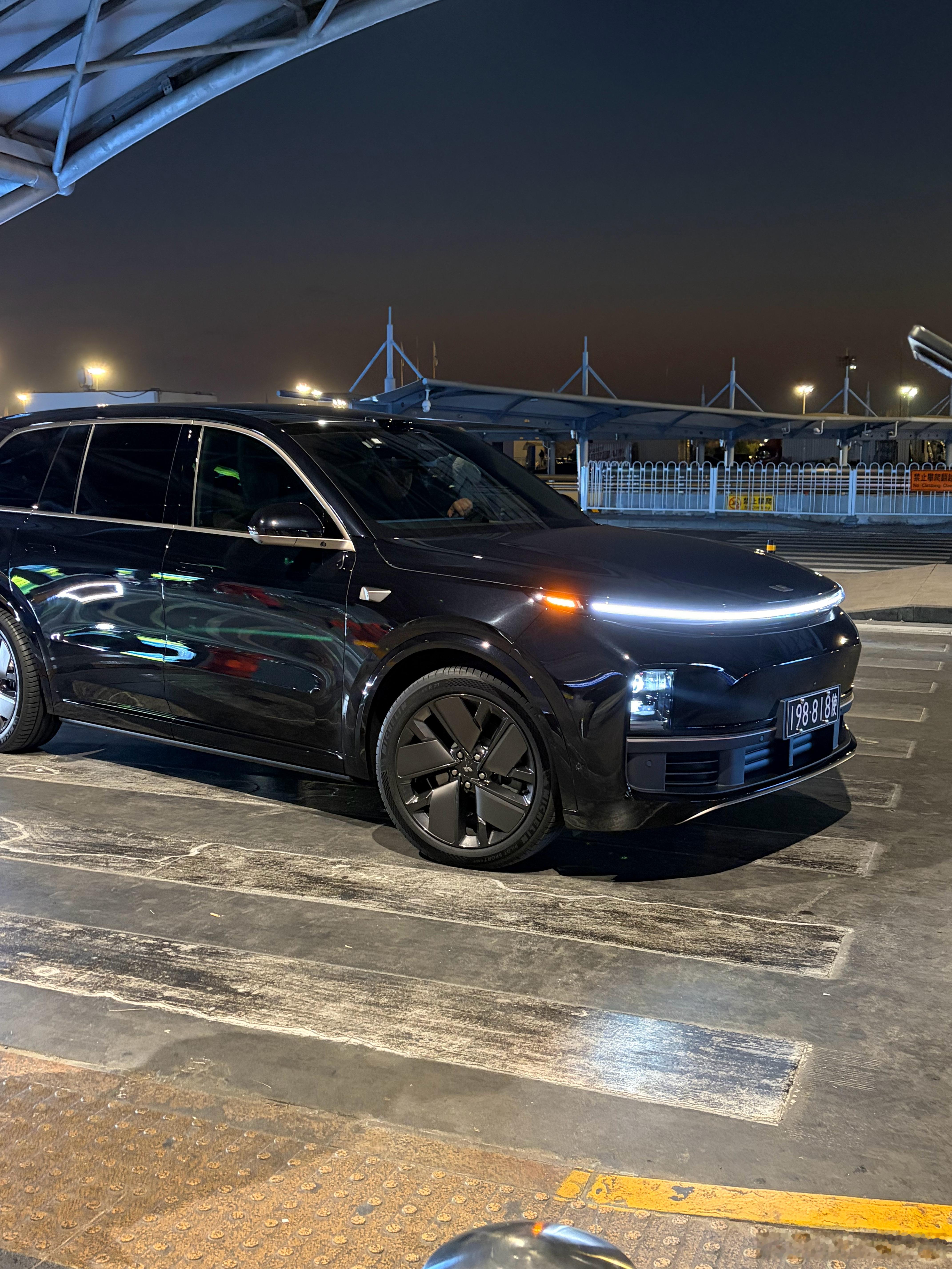 毛子是喜欢理想啊，刚落地，看到一台使馆牌的理想停在面前