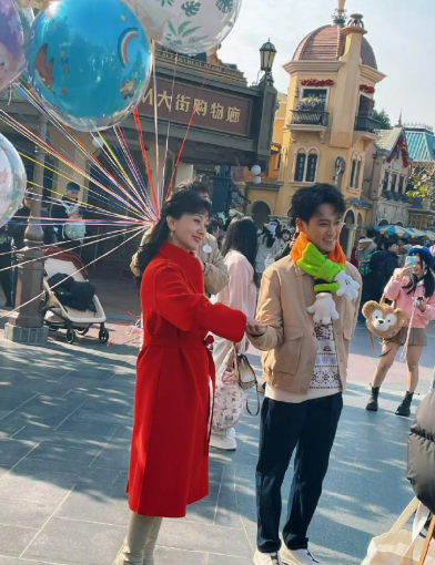 抗老是不是基因里写的！！网友迪士尼偶遇赵雅芝和她儿子，儿子今年也38了一点都看不