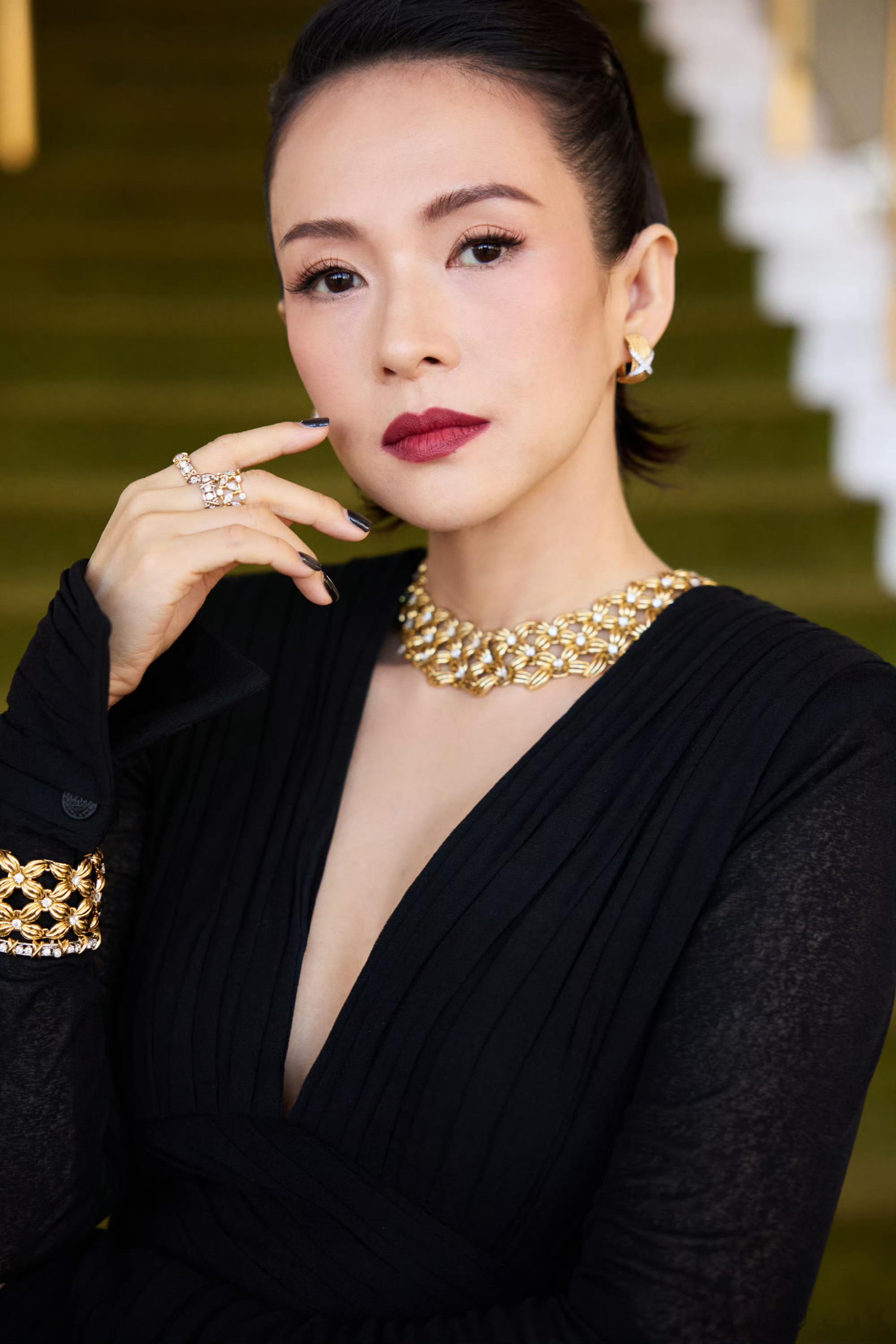 姨今天身穿CongTri2025秋冬系列黑色V领长裙出席Gold