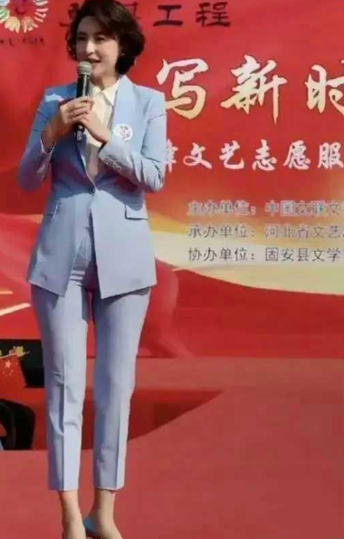 为什么？宋佳穿这样没有人说，张蕾穿那样被骂不得体，到底为什么​​​