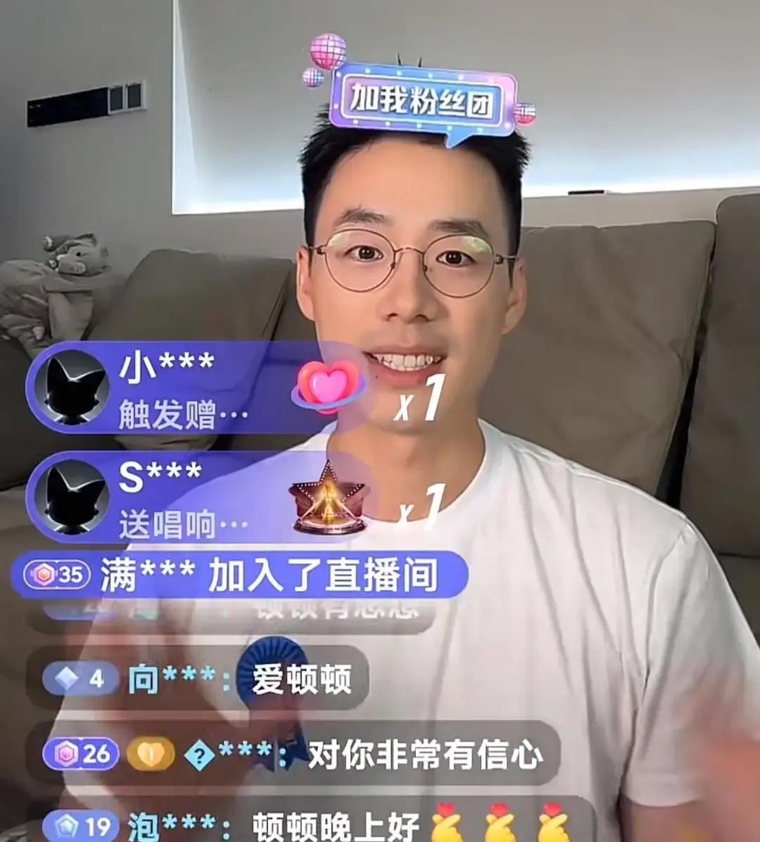 顿顿和敬文这对老搭档，一个月前彻底散伙。顿顿自己开了公司，敬文开始天天直播唱歌