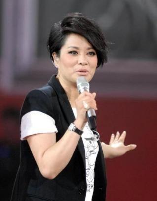 歌唱家杨洪基说：我唱三国演义主题曲，滚滚长江东逝水，拿了9万块，毛阿敏唱片尾曲历