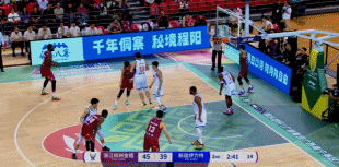 恶劣动作！今天下午CBA俱乐部杯淘汰赛浙江对阵新疆的比赛中发生冲突：比赛上半场，