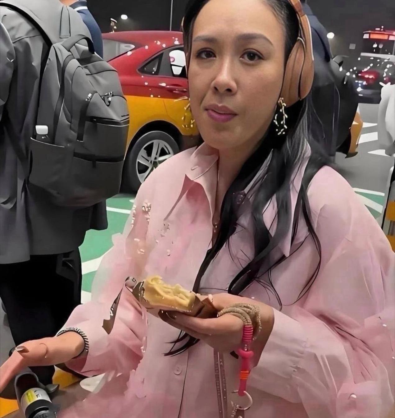 没有滤镜下的钟丽缇，容貌太真实了，年龄暴露无疑。