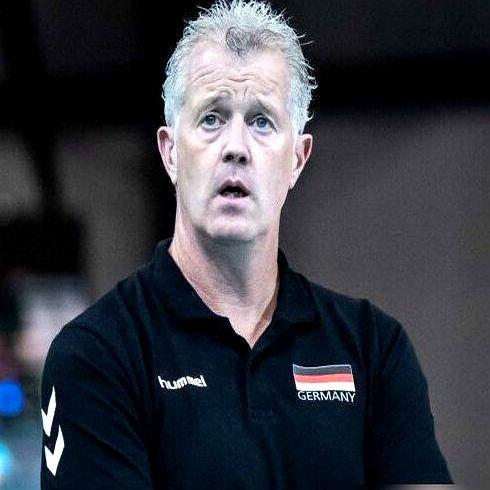 主教练海宁，亲眼看着中国男排从世界第32冲上26，又跌回27。2024年挑