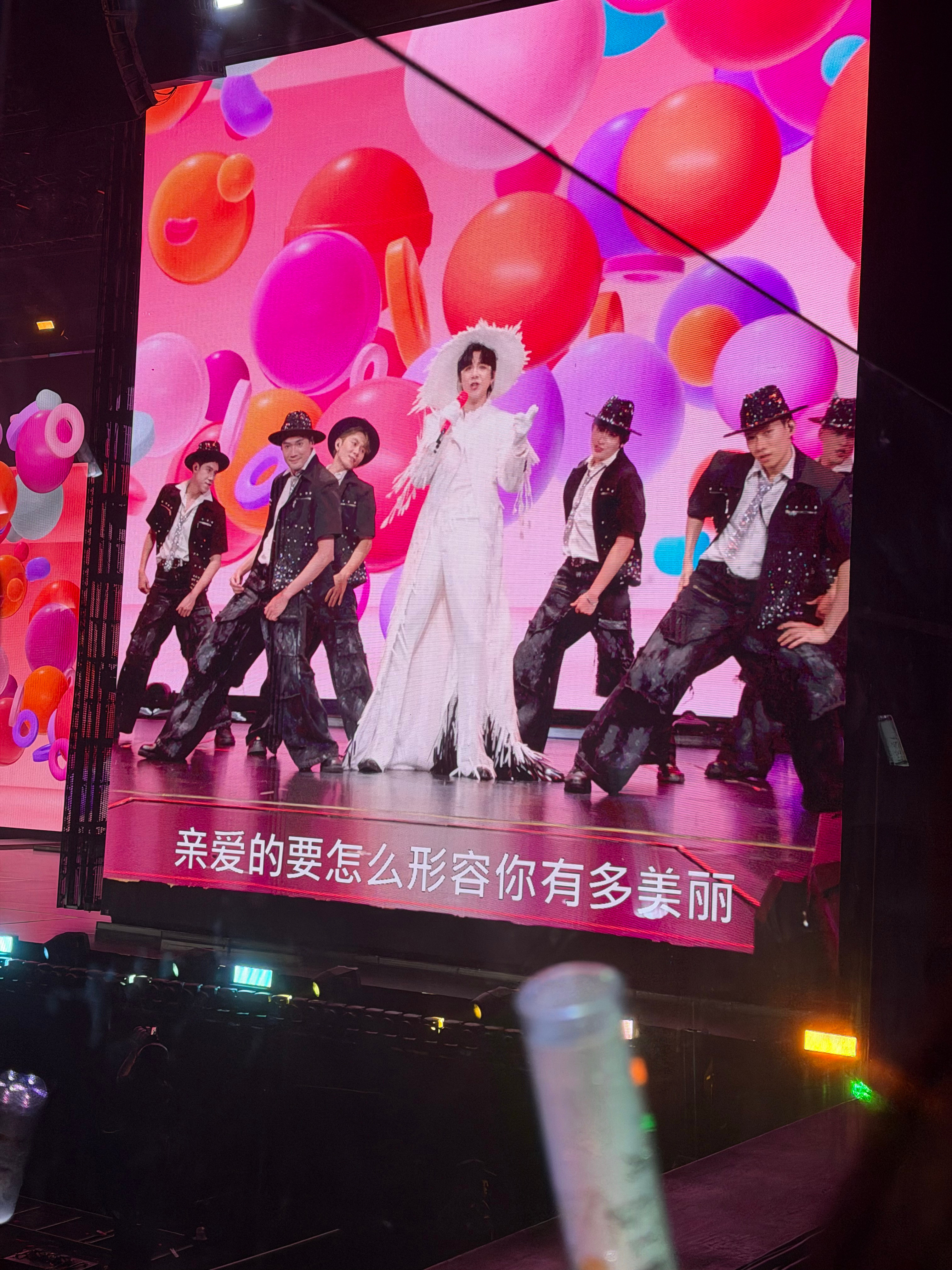 刘宇宁白色这套完全男模来的……身材比太优越了也🥵刘宇宁南京演唱会