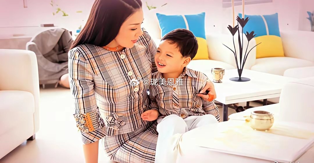 全世界的王室都在教人下跪只有泰国王室，却教“让母亲跪儿子”