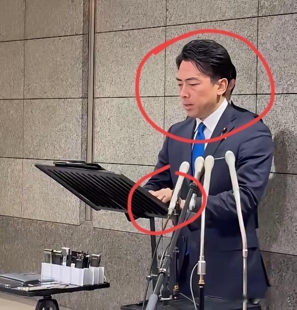 雷达照射之后，小泉进次郎明显是害怕了从小泉进次郎的抗议时发言来看，小泉进次郎明