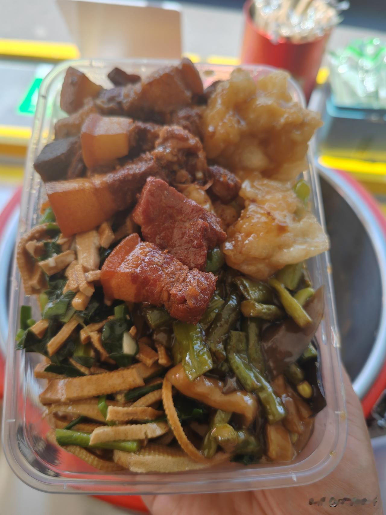 每天四个菜两荤两素，十三元一份，好吃还特别实惠，一个人可以吃到撑。不过，人家的饭