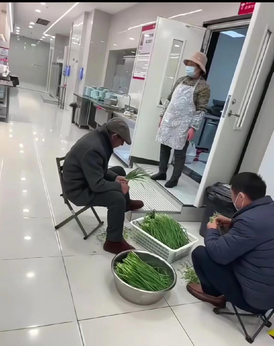 做不做秀太明显了，一言一行是不会骗人的，刘强东父母现身京东厨房，母亲在后厨忙活