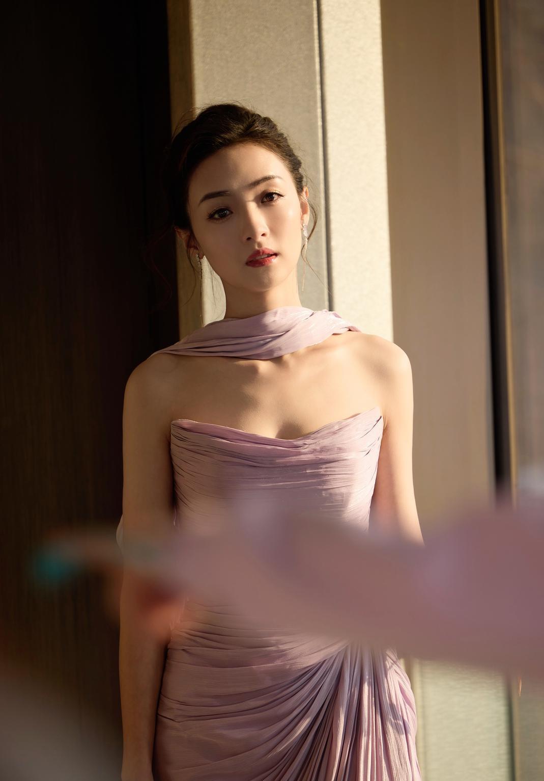 她穿的不是裙子，是投给时尚界的一枚炸弹。孙嘉琪用一条烟紫色皱褶长裙，配一双黑色