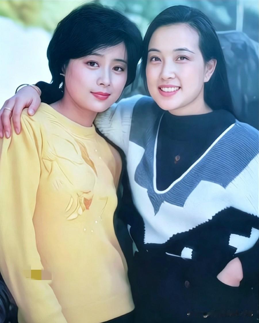 80年代影坛两大金花同框！刘晓庆与张瑜这张老照片，在当年可是轰动一时。无滤镜年代