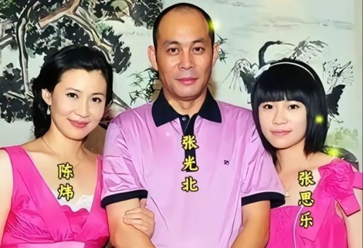 一个演员最大的作品，不是他演过的戏，而是他的户口本。张光北一家三口的合影，中戏