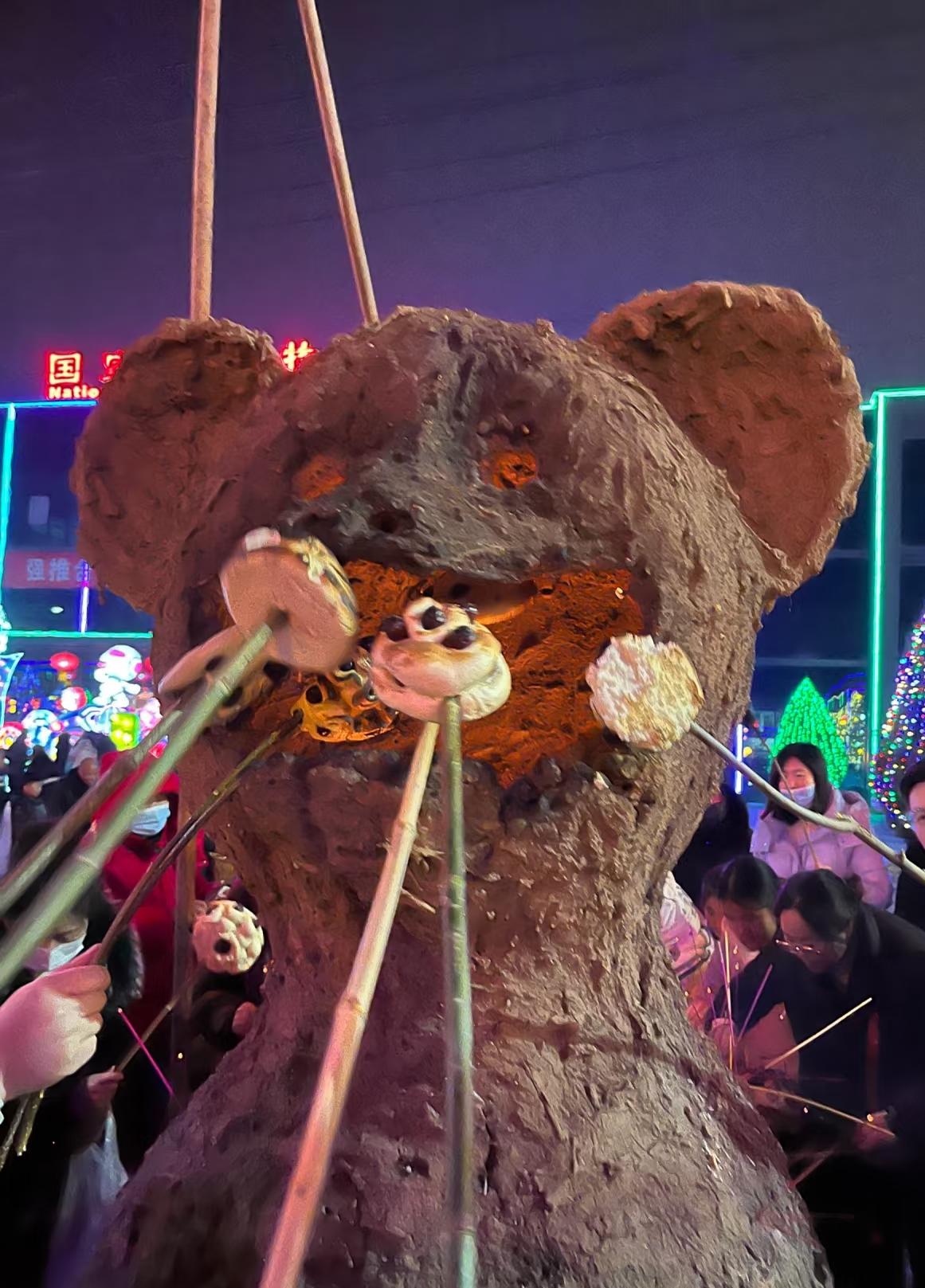 原来过年山西狮子喷火是用来：每个人拿着棍儿，烤馒头呀。[笑着哭]