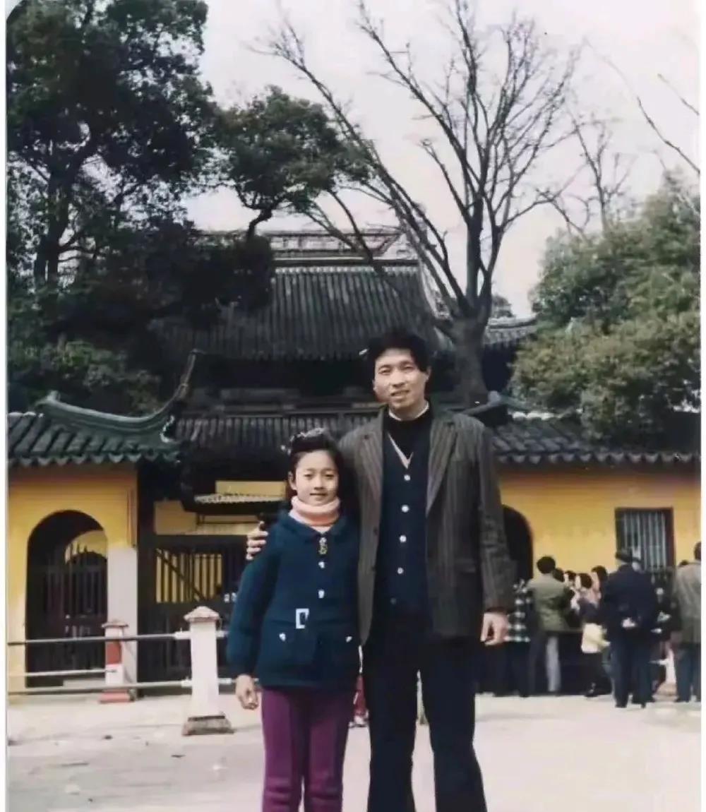 照片里的这个小姑娘，长大后成了家喻户晓的大明星。你认出她是谁了吗？她是一个让人