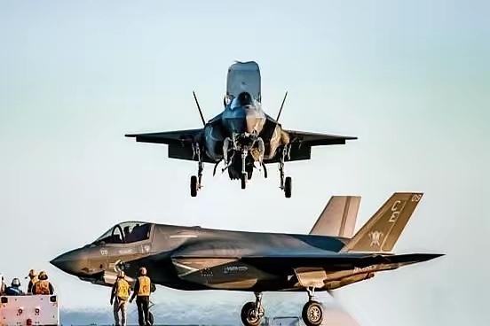 特朗普一句话，把所有人的猜测都干懵了。美军两架飞机在南海接连坠海，特朗普一句油