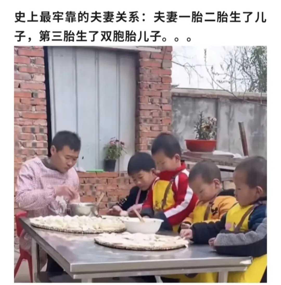 包饺子，其乐融融的一家人