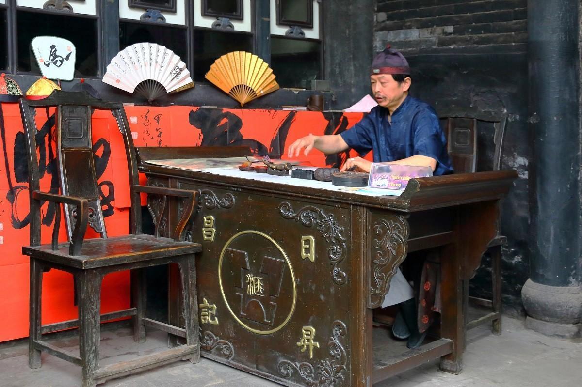 300年前，山西的票号把干活的人写进了分红。出钱的叫银股，出力的叫身股。银股是东