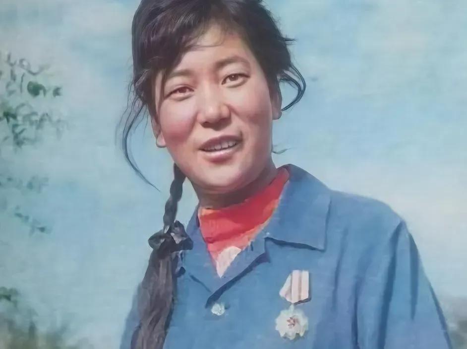 1982年，青海贵德县，18岁的女民兵陶金兰在一次普通的管道抢修任务中，意外挖到