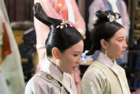 公元1635年，皇太极下令扒光亲姐姐莽古济的衣服，处以凌迟极刑。刀刀见血，声声惨