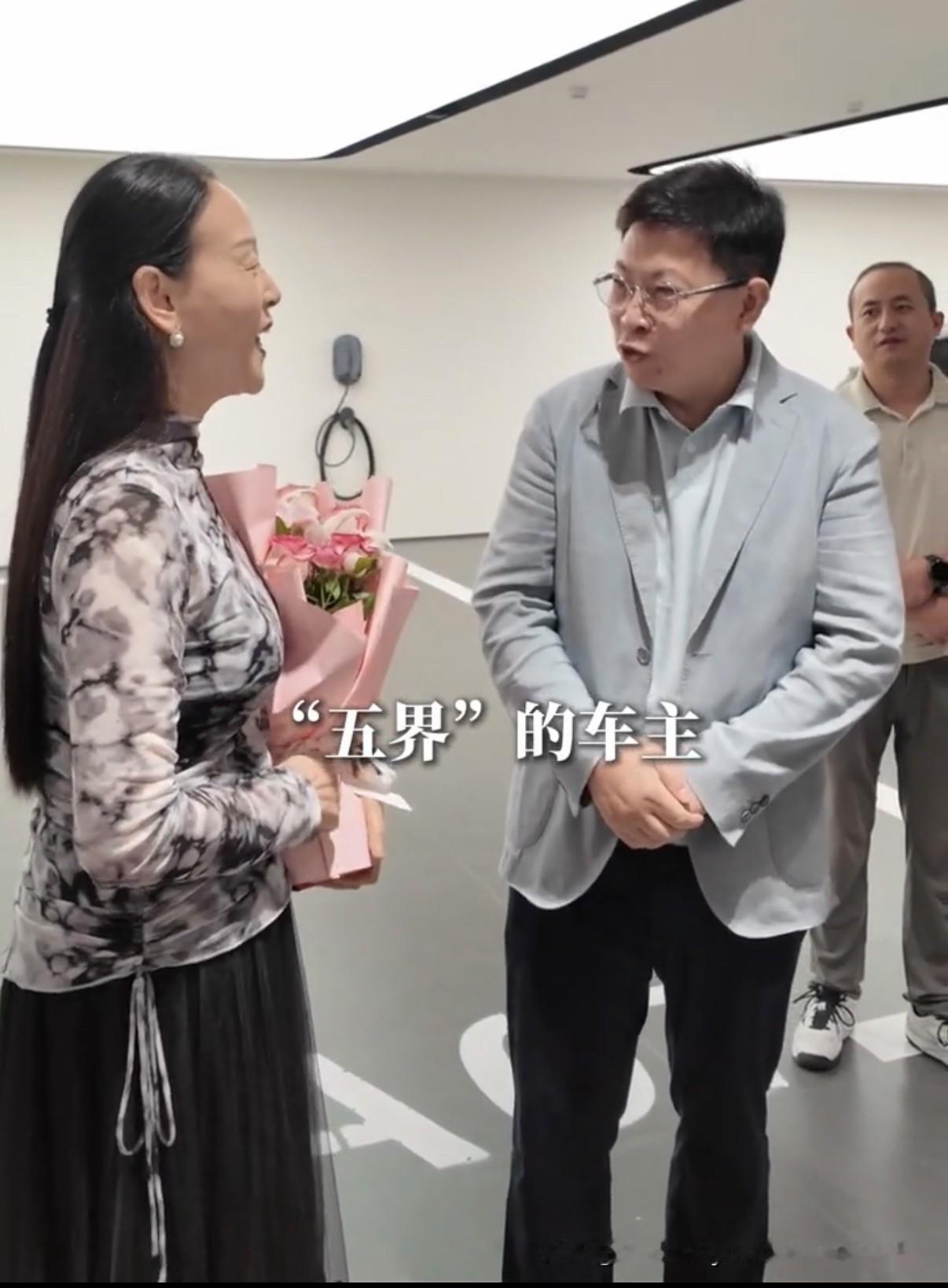 中秋节余承东回霍邱，经过合肥时去了当地一家鸿蒙智行门店。结果在店里碰上一位提车的