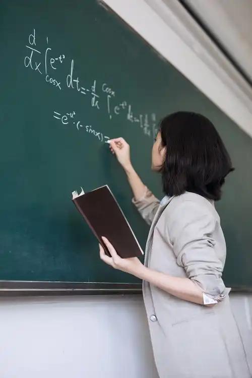 大学教师博士比例不算高。教育部最新数据显示，2024年全国高校教