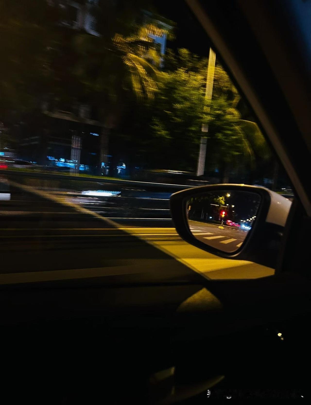 小时候总觉得亲戚们不太爱搭理我，每次跟着爸妈走亲戚，别人都围着那些嘴甜的小孩说笑