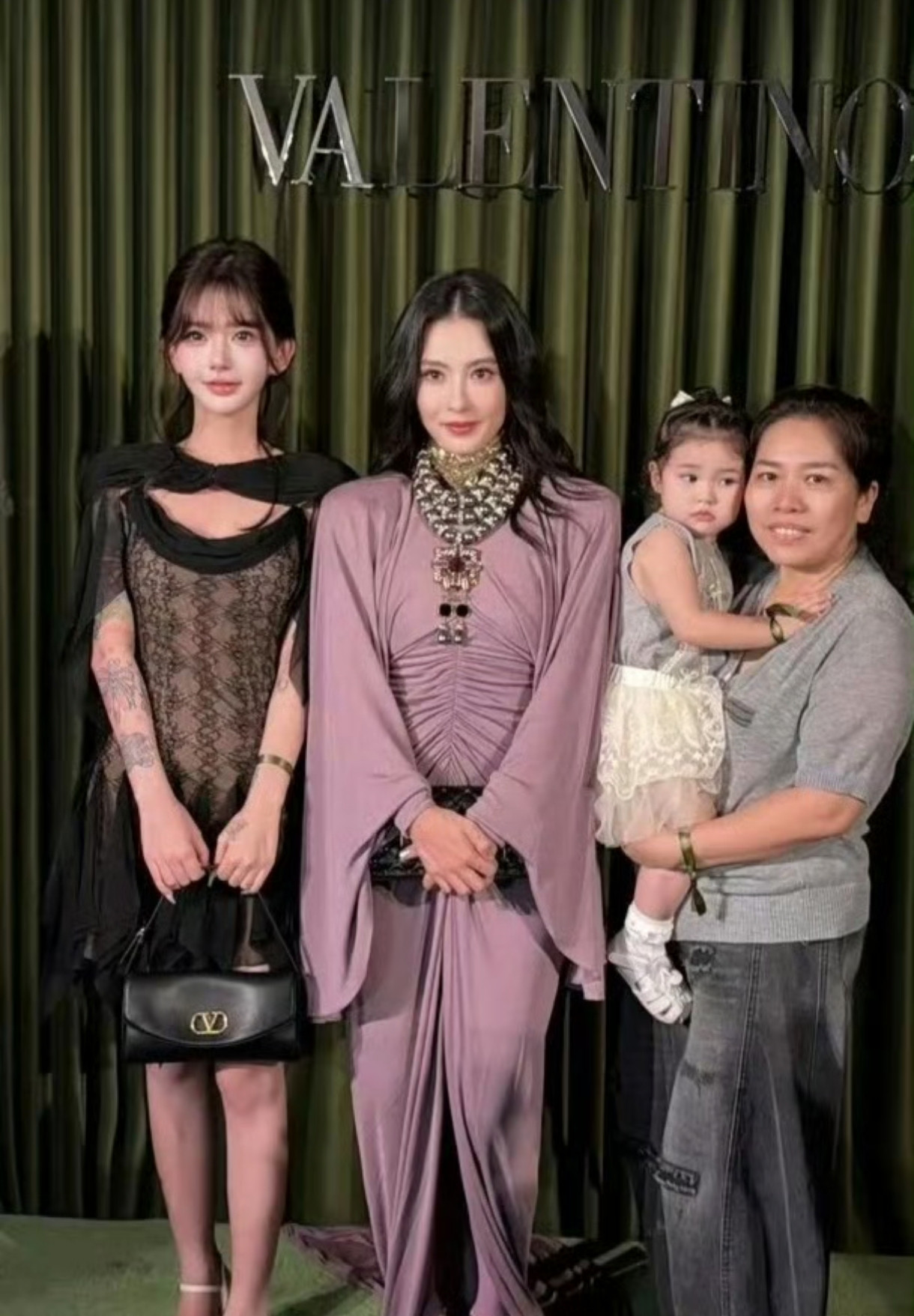 名场面！张柏芝晚宴想抱韩安冉女儿优米，被小朋友当场躲开华伦天奴晚宴上演破次元互动，韩安冉带着两岁女儿