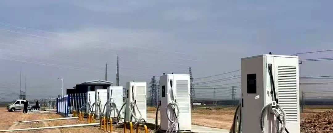 现在中国有408万个充电桩，电车充电动不动五分钟200公里，但是加油站只有11万
