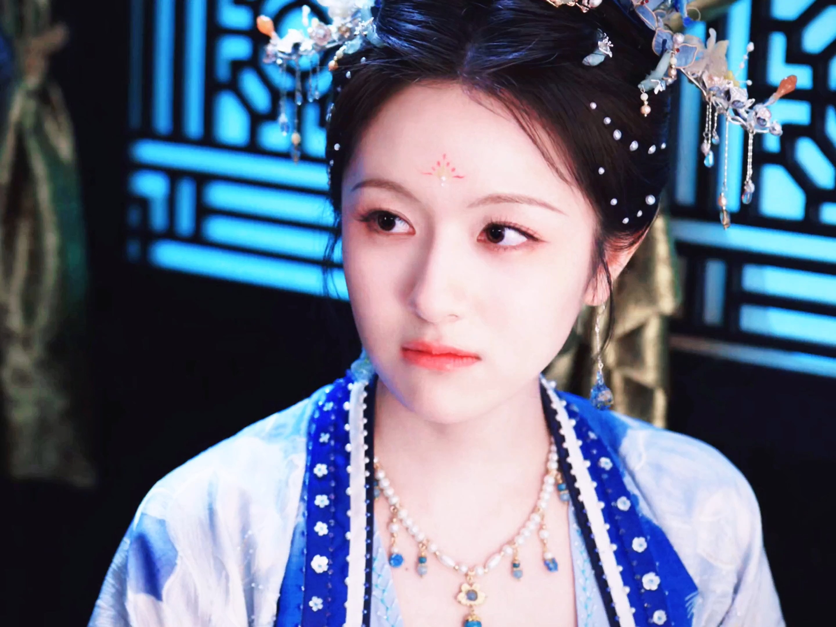 李兰迪蓝色珍珠妆💙莞儿