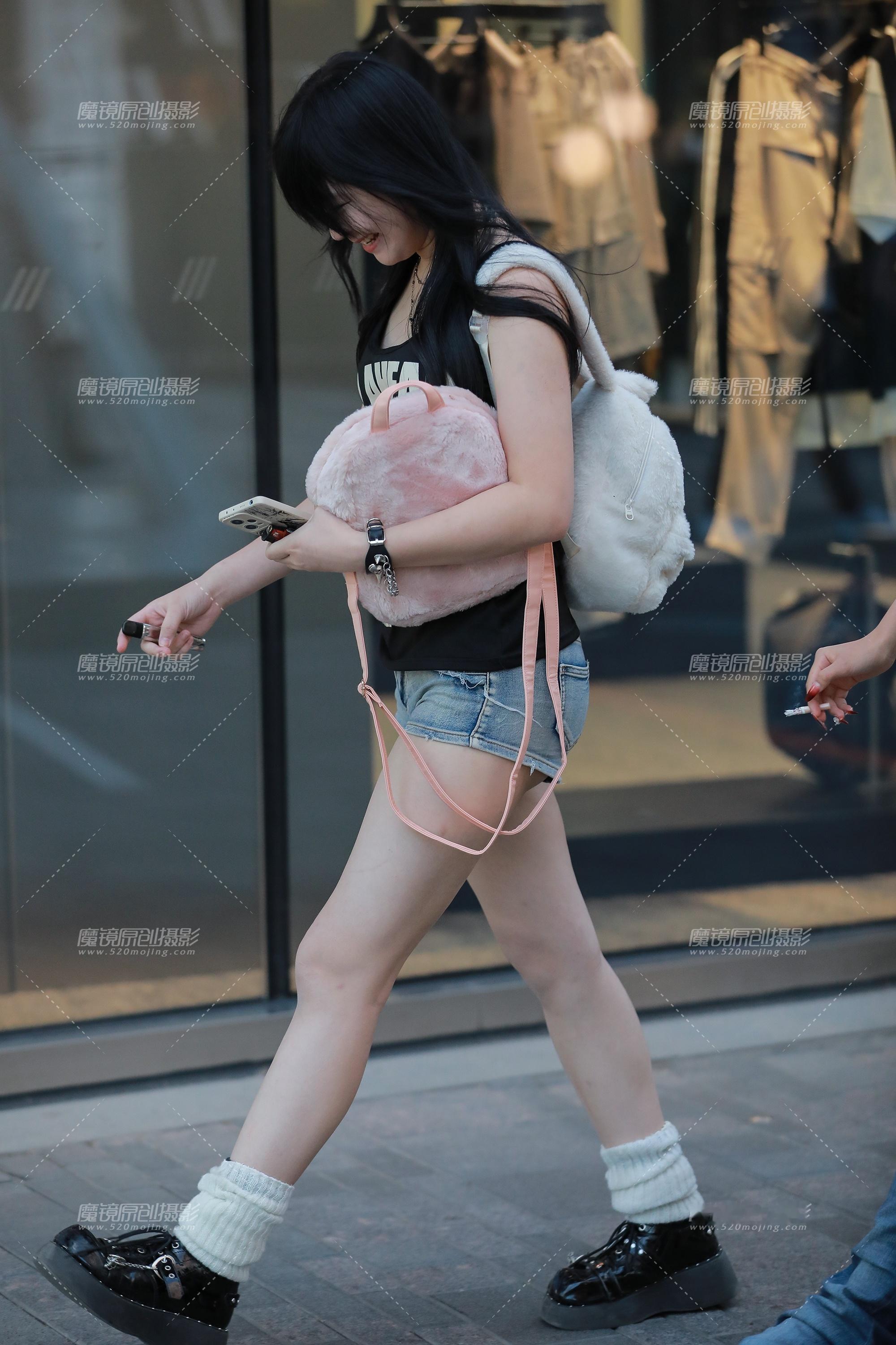 牛仔短裤小姐姐