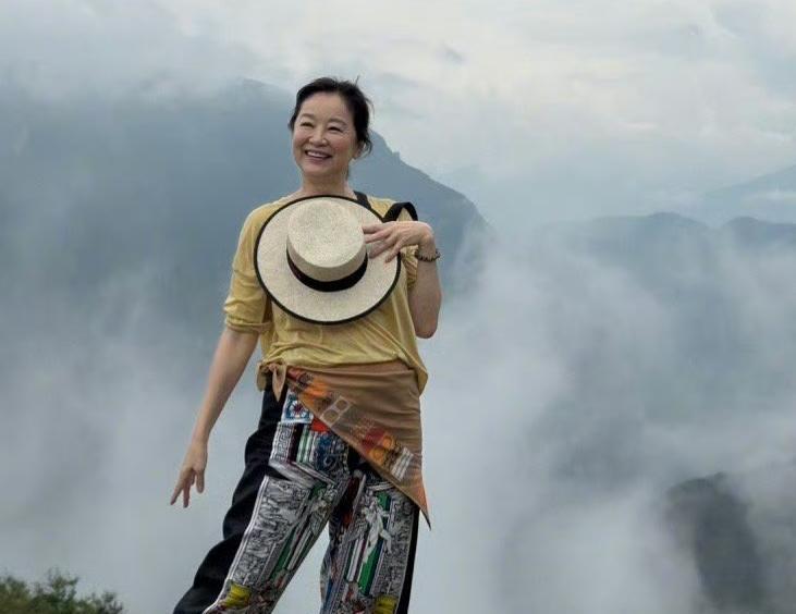 还得是林青霞，完全没有容貌焦虑，旅游照看起来和普通人同龄人差不多，体态要更好一些