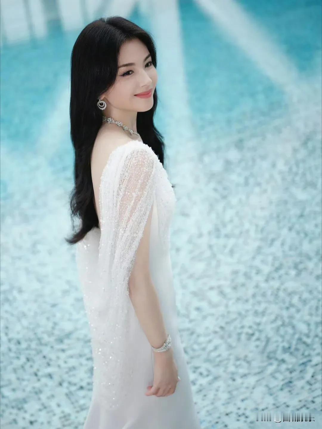 @刘涛这组水边大片又美出了新高度。白色长裙太衬，气质了！腰间褶皱细节超加分
