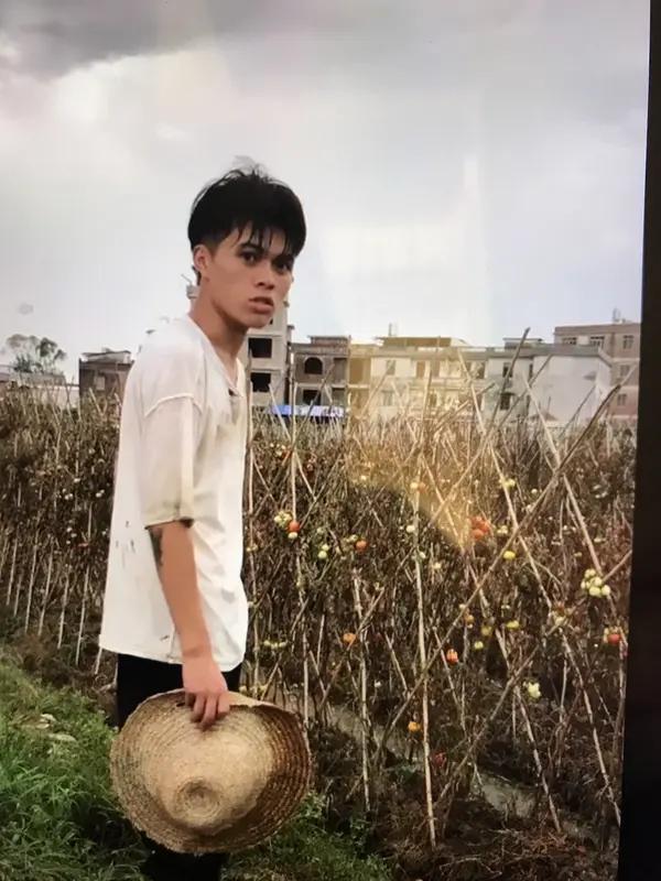 如今农村的男孩子可真难。老家邻居家有个孩子，今年28岁，出生于1998年。他上面
