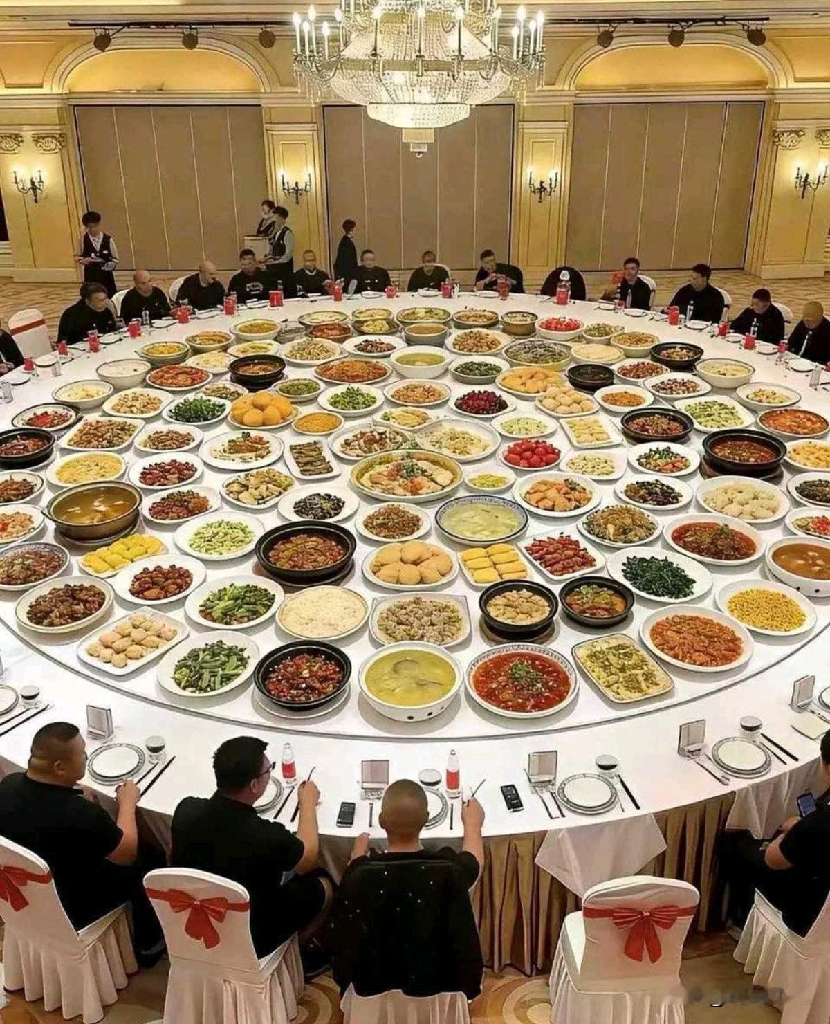 不懂就问：“我就想问问？桌子中间放的菜，客人用什么办法才能吃的到”？有请高手支