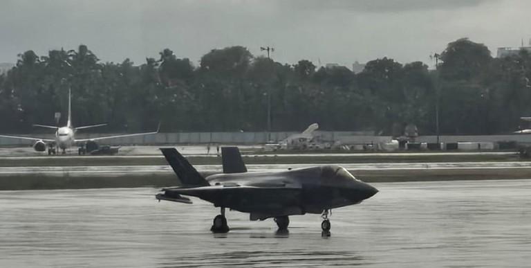 搞笑了，英国迫降在印度南部的F-35B“闪电II”隐形战斗机战斗机，在经历19天