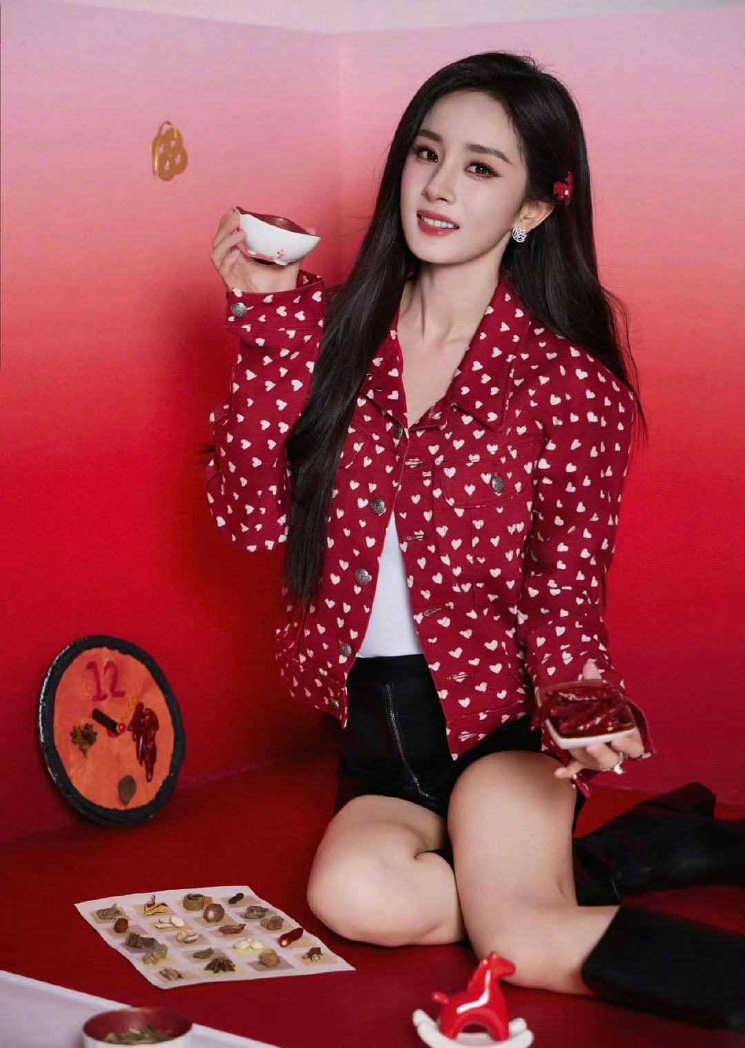 杨幂红马发卡杨幂红色爱心外套杨幂今晚直播造型，太美了