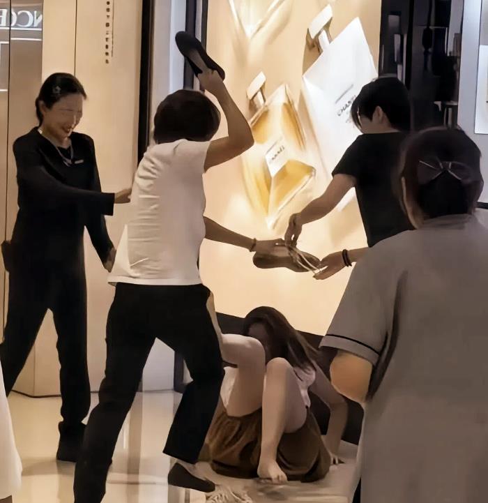 在奢侈品牌“柜”久了，还真以为自己是奢侈品了？近日，合肥万象城香奈儿专柜发生一
